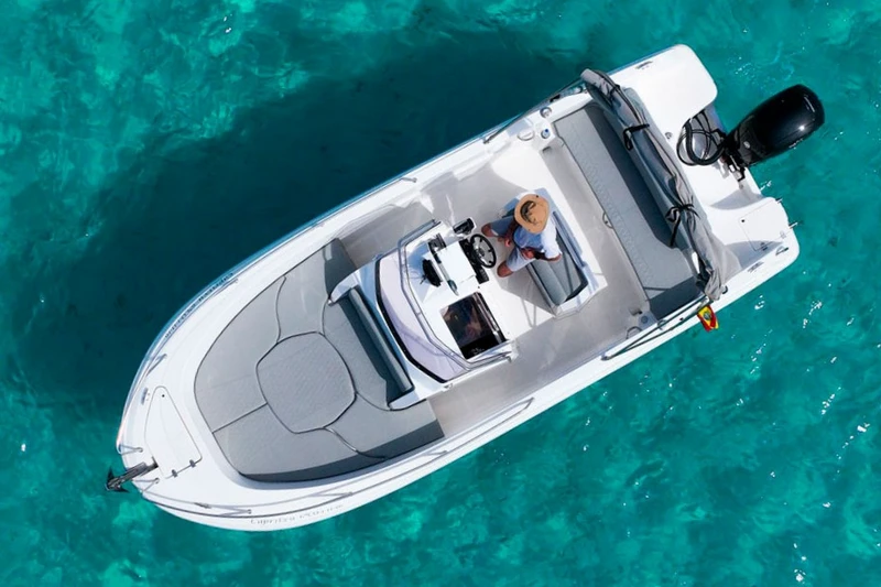 Bateaux avec permis / Q670 Atlas (10p)